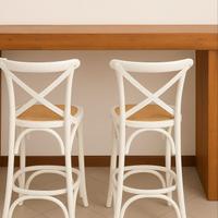 Bancone in legno con sgabelli