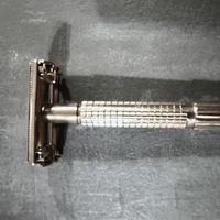 Rasoio con apertura per lametta