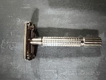 Rasoio con apertura per lametta