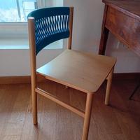 Sedia moderna in legno chiaro caratterizzata da un