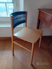 Sedia moderna in legno chiaro caratterizzata da un