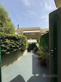villa con ampio giardino
