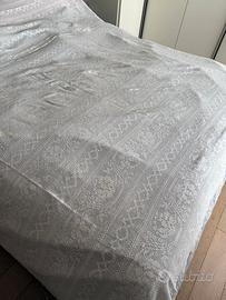 Copriletto matrimoniale all'uncinetto a mano