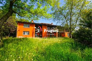 STORICO CASALE CON CHIESETTA PRIVATA E AMPIO PARCO