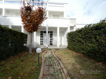 VILLA A SCHIERA A POLICORO