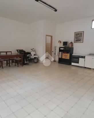 NEGOZIO A LUSCIANO