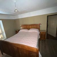 2 letti legno massello e 2 comodini