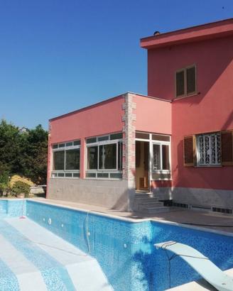 CARINI : SPLENDIDA VILLA CON PISCINA