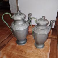 coppia di brocche con coperchio 