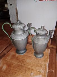 coppia di brocche con coperchio 