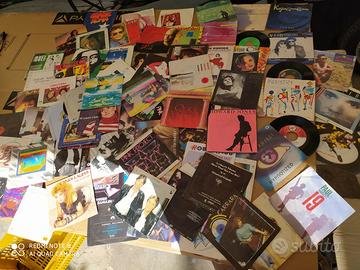 Blocco di circa ottanta dischi 45 Giri