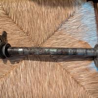 TT 600 59x  Perno ruota posteriore 