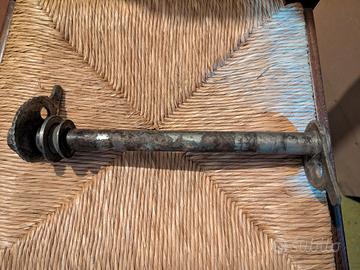 TT 600 59x  Perno ruota posteriore 