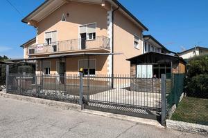 Privati vendono casa