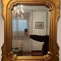 Specchio con cornice in legno dorata