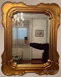 Specchio con cornice in legno dorata