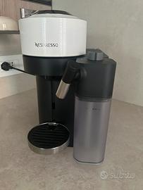 Macchina caffè Nespresso Vertuo Lattissima bianca