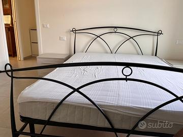 letto matrimoniale in ferro battuto con comodini