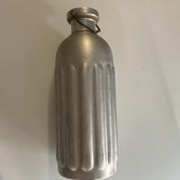 Vecchia borraccia in alluminio