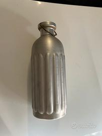 Vecchia borraccia in alluminio