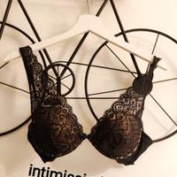 Reggiseno in pizzo nero scollato a V