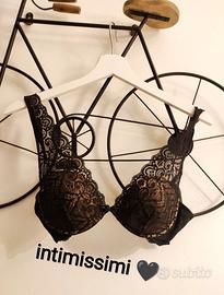 Reggiseno in pizzo nero scollato a V