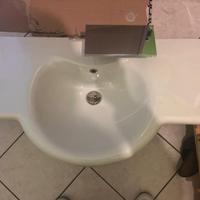 Lavandino con rubinetto