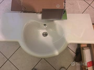 Lavandino con rubinetto