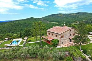 Rustico / Casale di 670 m² con più di 5 locali e b