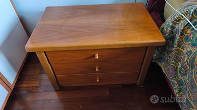 2 comodini con 3 cassetti uno con angolo rovinato