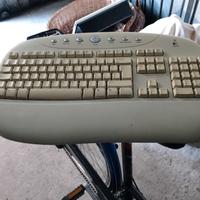 Tastiera PC con mouse 