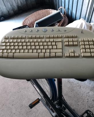 Tastiera PC con mouse 