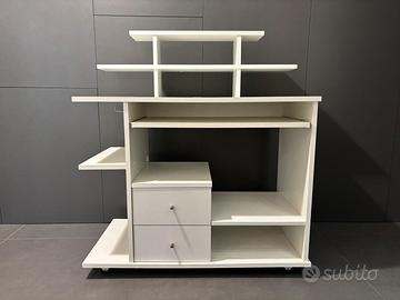 Scrivania porta computer compatta e capiente