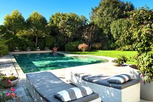 Piscina, relax e zero stress: il tuo rifugio esclu