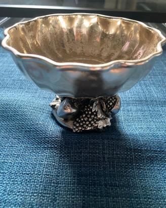 Coppetta rivestita in argento con base a frutti