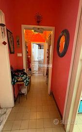 Piccola palazzina, due camere e garage.