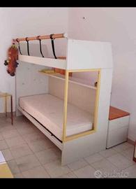 letto a castello in legno e parquet 