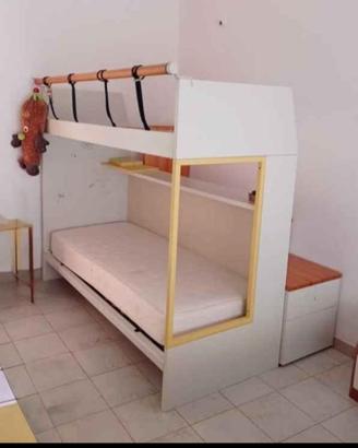 letto a castello in legno e parquet 