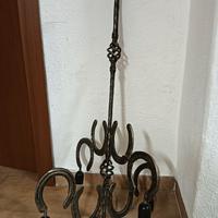 lampadario con ferri di cavallo