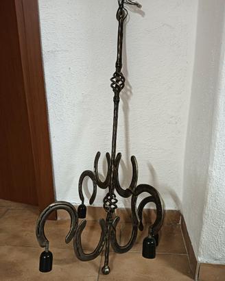 lampadario con ferri di cavallo