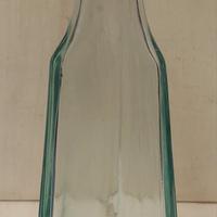 Bottiglia in vetro triangolare 