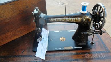 MACCHINA PER CUCIRE  A PEDALE CON TAVOLO  WETTINA