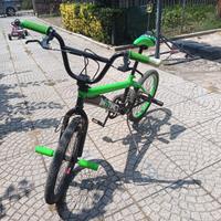 Bici BMX verde e nera