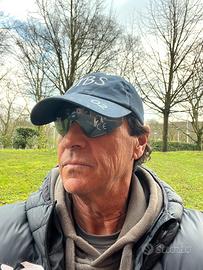 Cappellino con occhiali da sole