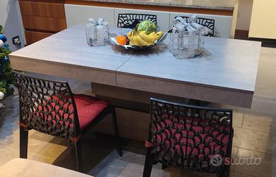 Parete attrezzata pii tavolo allungabile con sedie