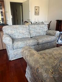 Coppia di divani classici