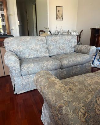 Coppia di divani classici