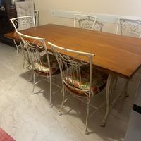 Tavolo e sedie in legno e ferro battuto