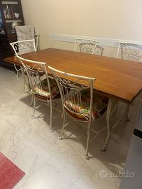 Tavolo e sedie in legno e ferro battuto