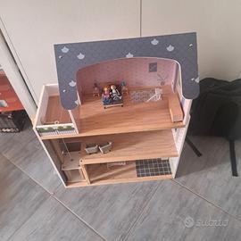 Casa delle bambole in legno